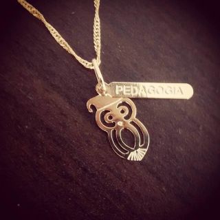 Pingente Pedagogia Folheado a Ouro 18k | Profissão Professora